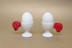 Kiriki es la huevera de cerámica que te acompañará en todos tus desayunos o comidas. En acabado blanco y con la cola de gallo roja para que lo puedas sujetar cómodamente. ¿A que te encanta?
