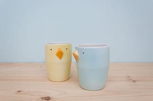 Pajarritos, vasos de cerámica con forma de pájaros, disponibles en varios modelos, a juego con la Pajarra, también de Tánata.