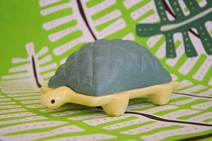 Tortu, mantequillera de cerámica con forma de tortuga, realizada por Tánata.Este modelo tiene la concha verde Yoda y el cuerpo amarillo Piña.