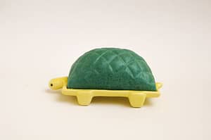 Tortu, mantequillera de cerámica con forma de tortuga, realizada por Tánata. Este modelo tiene la concha verde Yoda y el cuerpo amarillo Piña