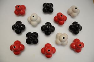 Piezas de cerámica con forma de átomo para la Atomo lamp, diseño de Juan Ruiz Rivas.