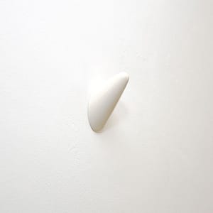 Conichiwa blanco nieve pequeño colgador perchero de porcelana