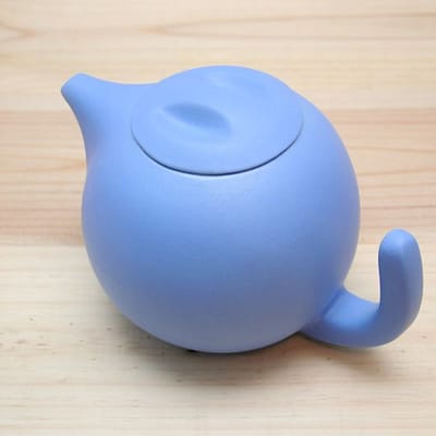 Ceramic Ratona teapot in Piscina blue, matte finish.