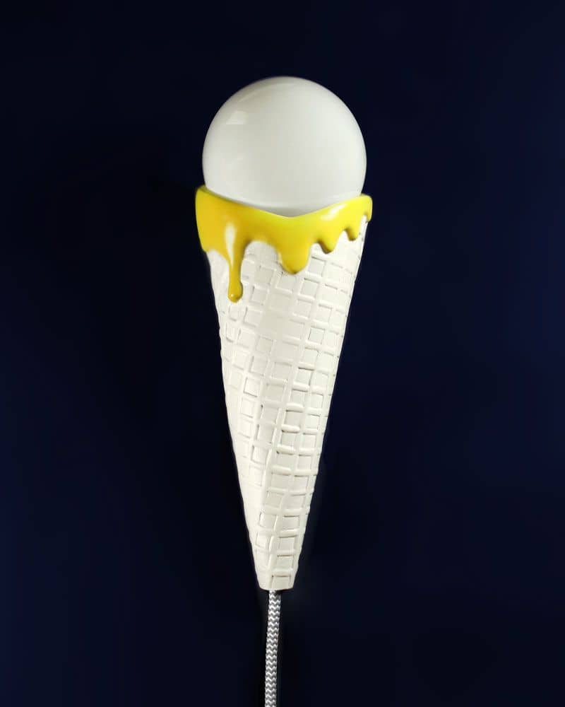 Lámpara de cerámica con forma de helado realizada por Tánata para Pegata Studio