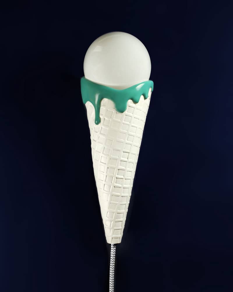 Lámpara de cerámica con forma de helado realizada por Tánata para Pegata Studio